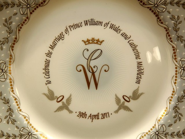Royal Wedding England Stoke-on-Trent Handmade Chinaware - Official commemorative plate from chinaware of the Royal Collection, handmade in Stoke-on-Trent, Staffordshire, England, using methods that have remained unchanged for 250 years, to mark the forthcoming wedding of Prince William of Wales and Miss Catherine Middleton on 29 April 2011, exhibited at the Queen's Gallery shops in Buckingham Palace and Windsor Castle. - , Royal, wedding, weddings, England, Stoke-on-Trent, handmade, chinaware, art, arts, show, shows, ceremony, ceremonies, event, events, entertainment, entertainments, place, places, celebrities, celebrity, official, commemorative, plate, plates, Staffordshire, methods, method, 250, years, year, prince, princes, William, Wales, Miss, Catherine, Middleton, April, 2011, Queens, gallery, galleries, shops, shop, Buckingham, palace, palaces, Windsor, castle, castles - Official commemorative plate from chinaware of the Royal Collection, handmade in Stoke-on-Trent, Staffordshire, England, using methods that have remained unchanged for 250 years, to mark the forthcoming wedding of Prince William of Wales and Miss Catherine Middleton on 29 April 2011, exhibited at the Queen's Gallery shops in Buckingham Palace and Windsor Castle. Подреждайте безплатни онлайн Royal Wedding England Stoke-on-Trent Handmade Chinaware пъзел игри или изпратете Royal Wedding England Stoke-on-Trent Handmade Chinaware пъзел игра поздравителна картичка  от puzzles-games.eu.. Royal Wedding England Stoke-on-Trent Handmade Chinaware пъзел, пъзели, пъзели игри, puzzles-games.eu, пъзел игри, online пъзел игри, free пъзел игри, free online пъзел игри, Royal Wedding England Stoke-on-Trent Handmade Chinaware free пъзел игра, Royal Wedding England Stoke-on-Trent Handmade Chinaware online пъзел игра, jigsaw puzzles, Royal Wedding England Stoke-on-Trent Handmade Chinaware jigsaw puzzle, jigsaw puzzle games, jigsaw puzzles games, Royal Wedding England Stoke-on-Trent Handmade Chinaware пъзел игра картичка, пъзели игри картички, Royal Wedding England Stoke-on-Trent Handmade Chinaware пъзел игра поздравителна картичка