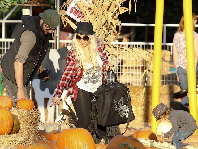Christina Aguilera looking for Halloween Pumpkin West Hollywood Los Angeles - Christina Aguilera, the famous American pop star, together with her boyfriend Matt Rutler and her 3-year-old son Max Bratman, looking for Halloween pumpkin in West Hollywood, Los Angeles (October 14, 2011). - , Christina, Aguilera, Halloween, pumpkin, pumpkins, West, Hollywood, Los, Angeles, celebrities, celebriry, holiday, holidays, music, musics, place, places, travel, travels, trip, trips, tour, tours, famous, American, pop, star, stars, boyfriend, boyfriends, Matt, Rutler, son, sons, Max, Bratman, October, 2011 - Christina Aguilera, the famous American pop star, together with her boyfriend Matt Rutler and her 3-year-old son Max Bratman, looking for Halloween pumpkin in West Hollywood, Los Angeles (October 14, 2011). Resuelve rompecabezas en línea gratis Christina Aguilera looking for Halloween Pumpkin West Hollywood Los Angeles juegos puzzle o enviar Christina Aguilera looking for Halloween Pumpkin West Hollywood Los Angeles juego de puzzle tarjetas electrónicas de felicitación  de puzzles-games.eu.. Christina Aguilera looking for Halloween Pumpkin West Hollywood Los Angeles puzzle, puzzles, rompecabezas juegos, puzzles-games.eu, juegos de puzzle, juegos en línea del rompecabezas, juegos gratis puzzle, juegos en línea gratis rompecabezas, Christina Aguilera looking for Halloween Pumpkin West Hollywood Los Angeles juego de puzzle gratuito, Christina Aguilera looking for Halloween Pumpkin West Hollywood Los Angeles juego de rompecabezas en línea, jigsaw puzzles, Christina Aguilera looking for Halloween Pumpkin West Hollywood Los Angeles jigsaw puzzle, jigsaw puzzle games, jigsaw puzzles games, Christina Aguilera looking for Halloween Pumpkin West Hollywood Los Angeles rompecabezas de juego tarjeta electrónica, juegos de puzzles tarjetas electrónicas, Christina Aguilera looking for Halloween Pumpkin West Hollywood Los Angeles puzzle tarjeta electrónica de felicitación