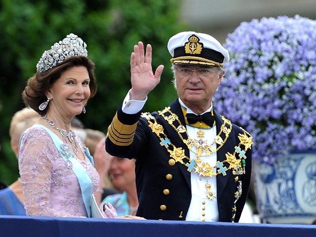 Royal Wedding Sweeden Queen and King of Sweeden - Queen Silvia and King Carl XVI Gustaf of Sweeden on the Lejonbacken terrace during the Royal Wedding in Stockholm, Sweeden (June 19, 2010). - , Royal, Wedding, Sweeden, Queen, queens, King, kings, show, shows, ceremony, ceremonies, event, events, celebrity, celebrities, entertainment, entertainments, Silvia, Carl, XVI, Gustaf, Lejonbacken, terrace, terraces, Stockholm - Queen Silvia and King Carl XVI Gustaf of Sweeden on the Lejonbacken terrace during the Royal Wedding in Stockholm, Sweeden (June 19, 2010). Lösen Sie kostenlose Royal Wedding Sweeden Queen and King of Sweeden Online Puzzle Spiele oder senden Sie Royal Wedding Sweeden Queen and King of Sweeden Puzzle Spiel Gruß ecards  from puzzles-games.eu.. Royal Wedding Sweeden Queen and King of Sweeden puzzle, Rätsel, puzzles, Puzzle Spiele, puzzles-games.eu, puzzle games, Online Puzzle Spiele, kostenlose Puzzle Spiele, kostenlose Online Puzzle Spiele, Royal Wedding Sweeden Queen and King of Sweeden kostenlose Puzzle Spiel, Royal Wedding Sweeden Queen and King of Sweeden Online Puzzle Spiel, jigsaw puzzles, Royal Wedding Sweeden Queen and King of Sweeden jigsaw puzzle, jigsaw puzzle games, jigsaw puzzles games, Royal Wedding Sweeden Queen and King of Sweeden Puzzle Spiel ecard, Puzzles Spiele ecards, Royal Wedding Sweeden Queen and King of Sweeden Puzzle Spiel Gruß ecards