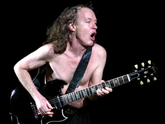 AC-DC Angus Young in Sofia пазл игру 