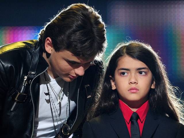 Michael Forever Tribute Concert Prince and Blanket on Stage at Millennium Stadium in Cardiff Wales UK Puzzle Spiel 