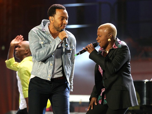 World Cup 2010 Kick-off Concert John Legend and Angelique Kidjo juego de puzzle 