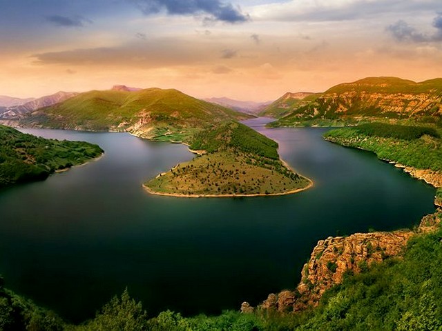 Horseshoe Meander on Arda River in Rhodope Mountains Bulgaria Puzzle Spiel 