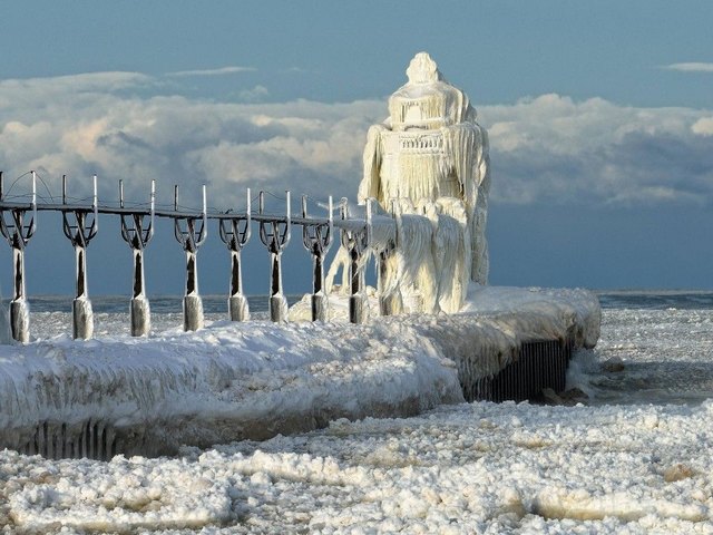 Ice-encrusted Lighthouse on St.Joseph North Pier Michigan juego de puzzle 