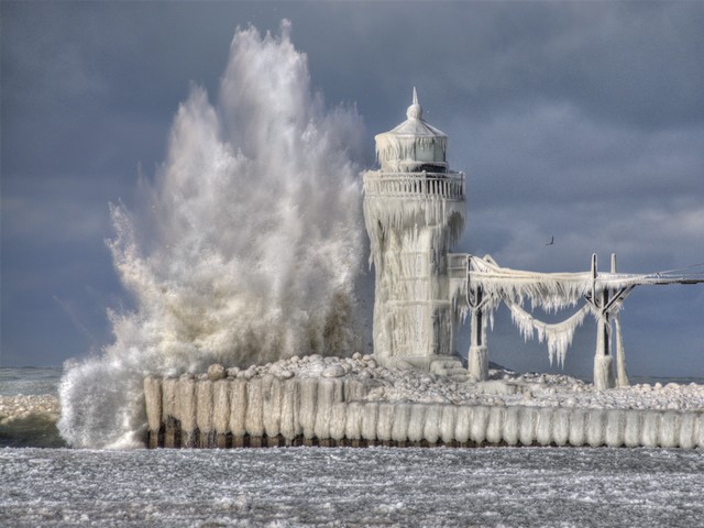 Lighthouse on Lake Michigan in Winter пазл игру 