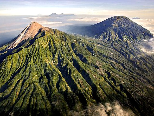 Volcano Indonesia Mount Merapi Aerial View juego de puzzle 