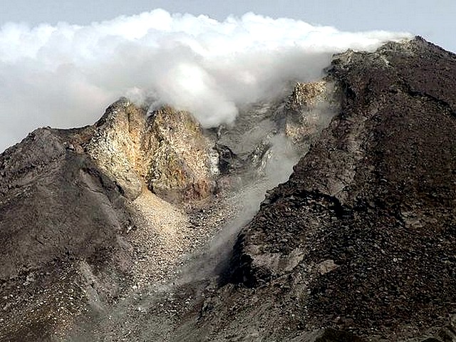 Volcano Indonesia Mount Merapi a Close-up juego de puzzle 