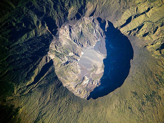 Volcano Indonesia Mount Tambora the Crater Ridge - The crater's ridge of  volcano on Mount Tambora at Sumbawa island, Indonesia, whose eruption on April 10, 1815 caused a global cooling and climate anomaly as 'Volcanic winter' on North American and Europe and since then 1816 became known as the 'Year without Summer'. - , volcano, volcanoes, Indonesia, Mount, Tambora, crater, craters, ridge, ridges, nature, natures, Sumbawa, island, islands, eruption, eruptions, April, 1815, global, cooling, coolings, climate, anomaly, anomalies, volcanic, winter, winters, North, America, and, Europe, 1816, known, year, years, without, summer, summers - The crater's ridge of  volcano on Mount Tambora at Sumbawa island, Indonesia, whose eruption on April 10, 1815 caused a global cooling and climate anomaly as 'Volcanic winter' on North American and Europe and since then 1816 became known as the 'Year without Summer'. Lösen Sie kostenlose Volcano Indonesia Mount Tambora the Crater Ridge Online Puzzle Spiele oder senden Sie Volcano Indonesia Mount Tambora the Crater Ridge Puzzle Spiel Gruß ecards  from puzzles-games.eu.. Volcano Indonesia Mount Tambora the Crater Ridge puzzle, Rätsel, puzzles, Puzzle Spiele, puzzles-games.eu, puzzle games, Online Puzzle Spiele, kostenlose Puzzle Spiele, kostenlose Online Puzzle Spiele, Volcano Indonesia Mount Tambora the Crater Ridge kostenlose Puzzle Spiel, Volcano Indonesia Mount Tambora the Crater Ridge Online Puzzle Spiel, jigsaw puzzles, Volcano Indonesia Mount Tambora the Crater Ridge jigsaw puzzle, jigsaw puzzle games, jigsaw puzzles games, Volcano Indonesia Mount Tambora the Crater Ridge Puzzle Spiel ecard, Puzzles Spiele ecards, Volcano Indonesia Mount Tambora the Crater Ridge Puzzle Spiel Gruß ecards