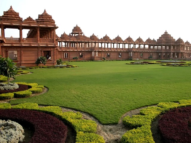 Akshardham Complex Gardens пазл игру 