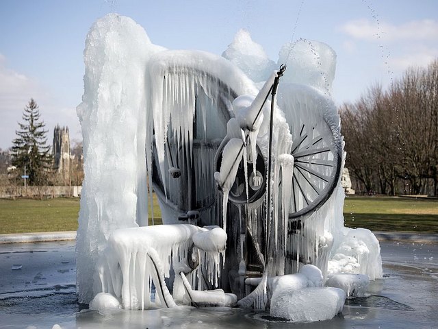 Frozen Tinguely Fountain in Basel Switzerland - A photo of a frozen Tinguely Fountain in Basel, Switzerland, taken during a cold week in winter of 2016. <br />
Jean Tinguely (1925-1991) was a Swiss painter and sculptor, best known for his kinetic art. This public fountain in style of a moving sculptural machine, created in 1977, is especially nice in winter when it slowly freezes, resulting in these ethereal icy formations. - , frozen, Tinguely, fountain, fountains, Basel, Switzerland, places, place, art, arts, photo, photos, cold, week, winter, 2016, Jean, 1925, 1991, Swiss, painter, painters, sculptor, sculptors, kinetic, public, style, sculptural, machine, machines, 1977, ethereal, icy, formations, formation - A photo of a frozen Tinguely Fountain in Basel, Switzerland, taken during a cold week in winter of 2016. <br />
Jean Tinguely (1925-1991) was a Swiss painter and sculptor, best known for his kinetic art. This public fountain in style of a moving sculptural machine, created in 1977, is especially nice in winter when it slowly freezes, resulting in these ethereal icy formations. Resuelve rompecabezas en línea gratis Frozen Tinguely Fountain in Basel Switzerland juegos puzzle o enviar Frozen Tinguely Fountain in Basel Switzerland juego de puzzle tarjetas electrónicas de felicitación  de puzzles-games.eu.. Frozen Tinguely Fountain in Basel Switzerland puzzle, puzzles, rompecabezas juegos, puzzles-games.eu, juegos de puzzle, juegos en línea del rompecabezas, juegos gratis puzzle, juegos en línea gratis rompecabezas, Frozen Tinguely Fountain in Basel Switzerland juego de puzzle gratuito, Frozen Tinguely Fountain in Basel Switzerland juego de rompecabezas en línea, jigsaw puzzles, Frozen Tinguely Fountain in Basel Switzerland jigsaw puzzle, jigsaw puzzle games, jigsaw puzzles games, Frozen Tinguely Fountain in Basel Switzerland rompecabezas de juego tarjeta electrónica, juegos de puzzles tarjetas electrónicas, Frozen Tinguely Fountain in Basel Switzerland puzzle tarjeta electrónica de felicitación