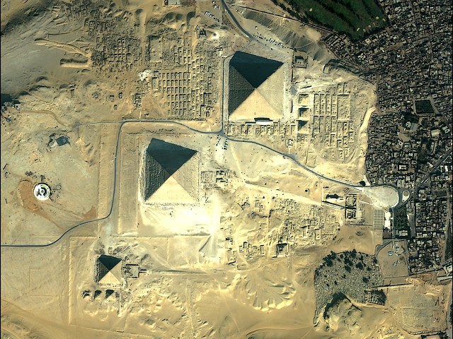 Great Pyramids of Giza Cairo Egypt Image by QuickBird Satellite Sensor Puzzle Spiel 