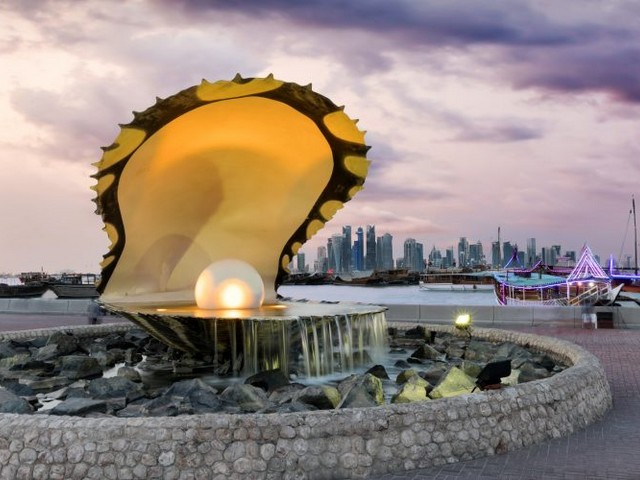 Pearl Monument Doha Qatar - The Pearl Monument in Doha pays homage to Qatar's history, when the pearling was one of primary revenue streams prior to the discovery of oil in 1939. It was extremely dangerous job due to the heavy diving and the constant threat of barracudas, sea snakes, and sharks. Approximately one in 10,000 oysters contains a pearl. <br />
Pearl diving was a seasonal activity and profession that took place between June and September each year. But as Japan began cultivating pearl and creating oyster farms in the mid-1920s, pearl prices decreased. Coupled with the discovery of oil, Qatar’s priorities underwent a massive shif and today it boasts the highest per capita income in the world.<br />
The luxury artificial island called The Pearl was built on one of the nation’s major pearl-diving sites.<br />
The Pearl Monument is  located on Corniche Street, at the entrance to the Dhow Harbor. The fountain sculpture depicts a giant open oyster presenting a massive pearl in its mouth, which lights up at night. - , Pearl, Monument, Doha, Qatar, places, place, homage, history, revenue, streams, oil, 1939, dangerous, job, diving, threat, barracudas, sea, snakes, sharks, oysters, seasonal, activity, profession, June, September, Japan, farms, priorities, income, world, luxury, artificial, island, Corniche, Street, Dhow, Harbor, fountain, sculpture, mouth, night - The Pearl Monument in Doha pays homage to Qatar's history, when the pearling was one of primary revenue streams prior to the discovery of oil in 1939. It was extremely dangerous job due to the heavy diving and the constant threat of barracudas, sea snakes, and sharks. Approximately one in 10,000 oysters contains a pearl. <br />
Pearl diving was a seasonal activity and profession that took place between June and September each year. But as Japan began cultivating pearl and creating oyster farms in the mid-1920s, pearl prices decreased. Coupled with the discovery of oil, Qatar’s priorities underwent a massive shif and today it boasts the highest per capita income in the world.<br />
The luxury artificial island called The Pearl was built on one of the nation’s major pearl-diving sites.<br />
The Pearl Monument is  located on Corniche Street, at the entrance to the Dhow Harbor. The fountain sculpture depicts a giant open oyster presenting a massive pearl in its mouth, which lights up at night. Resuelve rompecabezas en línea gratis Pearl Monument Doha Qatar juegos puzzle o enviar Pearl Monument Doha Qatar juego de puzzle tarjetas electrónicas de felicitación  de puzzles-games.eu.. Pearl Monument Doha Qatar puzzle, puzzles, rompecabezas juegos, puzzles-games.eu, juegos de puzzle, juegos en línea del rompecabezas, juegos gratis puzzle, juegos en línea gratis rompecabezas, Pearl Monument Doha Qatar juego de puzzle gratuito, Pearl Monument Doha Qatar juego de rompecabezas en línea, jigsaw puzzles, Pearl Monument Doha Qatar jigsaw puzzle, jigsaw puzzle games, jigsaw puzzles games, Pearl Monument Doha Qatar rompecabezas de juego tarjeta electrónica, juegos de puzzles tarjetas electrónicas, Pearl Monument Doha Qatar puzzle tarjeta electrónica de felicitación