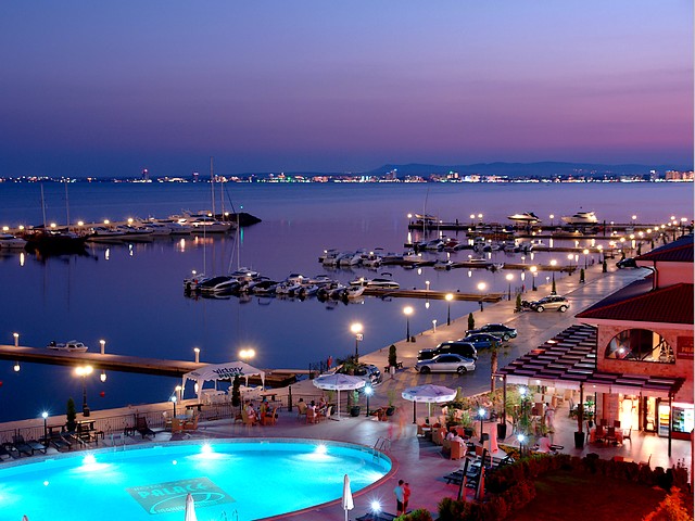 Sveti Vlas Bulgaria Port Marina Dinevi at Night Lighting Puzzle Spiel 
