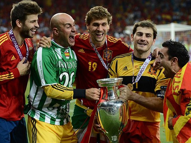 Euro 2012 Final Winners with Trophy at Olympic Stadium in Kiev Ukraine - The winners in the Euro 2012 football championships, the Spanish players Gerard Pique, Pepe Reina, Fernando Llorente, Iker Casillas and Xavi Hernandez with the trophy after the final match between Spain and Italy on July 1, 2012 at the Olympic Stadium in Kiev Ukraine. - , Euro, 2012, final, finals, winners, winner, trophy, trophies, Olympic, stadium, stadiums, Kiev, Ukraine, sport, sports, tournament, tournaments, soccer, football, footballs, championships, championship, Spanish, players, player, Gerard, Pique, Pepe, Reina, Fernando, Llorente, Iker, Casillas, Xavi, Hernandez, match, Spain, Italy, July - The winners in the Euro 2012 football championships, the Spanish players Gerard Pique, Pepe Reina, Fernando Llorente, Iker Casillas and Xavi Hernandez with the trophy after the final match between Spain and Italy on July 1, 2012 at the Olympic Stadium in Kiev Ukraine. Resuelve rompecabezas en línea gratis Euro 2012 Final Winners with Trophy at Olympic Stadium in Kiev Ukraine juegos puzzle o enviar Euro 2012 Final Winners with Trophy at Olympic Stadium in Kiev Ukraine juego de puzzle tarjetas electrónicas de felicitación  de puzzles-games.eu.. Euro 2012 Final Winners with Trophy at Olympic Stadium in Kiev Ukraine puzzle, puzzles, rompecabezas juegos, puzzles-games.eu, juegos de puzzle, juegos en línea del rompecabezas, juegos gratis puzzle, juegos en línea gratis rompecabezas, Euro 2012 Final Winners with Trophy at Olympic Stadium in Kiev Ukraine juego de puzzle gratuito, Euro 2012 Final Winners with Trophy at Olympic Stadium in Kiev Ukraine juego de rompecabezas en línea, jigsaw puzzles, Euro 2012 Final Winners with Trophy at Olympic Stadium in Kiev Ukraine jigsaw puzzle, jigsaw puzzle games, jigsaw puzzles games, Euro 2012 Final Winners with Trophy at Olympic Stadium in Kiev Ukraine rompecabezas de juego tarjeta electrónica, juegos de puzzles tarjetas electrónicas, Euro 2012 Final Winners with Trophy at Olympic Stadium in Kiev Ukraine puzzle tarjeta electrónica de felicitación