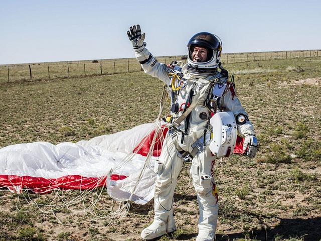 Felix Baumgartner Safe Return to Earth Roswell New Mexico USA - Felix Baumgartner, the 43-year-old Austrian daredevil, a risk-taking pilot and extreme athlete, celebrates the safe return to Earth and the successful completing of the 'Red Bull Stratos' mission in Roswell, the eastern desert of New Mexico, on October 14, 2012. During his amazing feat of a freefall from the edge of space he set a world record for skydiving in the stratosphere from 39 kilometres (24 miles) and broke the sound barrier, reaching speed of 1,342 kilometres per hour (834 mph). - , Felix, Baumgartner, safe, return, returns, Earth, Roswell, New, Mexico, USA, sport, sports, places, place, travel, travels, tour, tours, trip, trips, Austrian, daredevil, daredevils, risk-taking, pilot, pilots, extreme, athlete, athletes, successful, completing, Red, Bull, Stratos, mission, missions, eastern, desert, deserts, October, 2012, amazing, feat, feats, freefall, edge, space, world, record, records, skydiving, stratosphere, kilometres, kilometre, miles, mile, sound, barrier, barriers, speed, speeds, hour, hours, mph - Felix Baumgartner, the 43-year-old Austrian daredevil, a risk-taking pilot and extreme athlete, celebrates the safe return to Earth and the successful completing of the 'Red Bull Stratos' mission in Roswell, the eastern desert of New Mexico, on October 14, 2012. During his amazing feat of a freefall from the edge of space he set a world record for skydiving in the stratosphere from 39 kilometres (24 miles) and broke the sound barrier, reaching speed of 1,342 kilometres per hour (834 mph). Resuelve rompecabezas en línea gratis Felix Baumgartner Safe Return to Earth Roswell New Mexico USA juegos puzzle o enviar Felix Baumgartner Safe Return to Earth Roswell New Mexico USA juego de puzzle tarjetas electrónicas de felicitación  de puzzles-games.eu.. Felix Baumgartner Safe Return to Earth Roswell New Mexico USA puzzle, puzzles, rompecabezas juegos, puzzles-games.eu, juegos de puzzle, juegos en línea del rompecabezas, juegos gratis puzzle, juegos en línea gratis rompecabezas, Felix Baumgartner Safe Return to Earth Roswell New Mexico USA juego de puzzle gratuito, Felix Baumgartner Safe Return to Earth Roswell New Mexico USA juego de rompecabezas en línea, jigsaw puzzles, Felix Baumgartner Safe Return to Earth Roswell New Mexico USA jigsaw puzzle, jigsaw puzzle games, jigsaw puzzles games, Felix Baumgartner Safe Return to Earth Roswell New Mexico USA rompecabezas de juego tarjeta electrónica, juegos de puzzles tarjetas electrónicas, Felix Baumgartner Safe Return to Earth Roswell New Mexico USA puzzle tarjeta electrónica de felicitación
