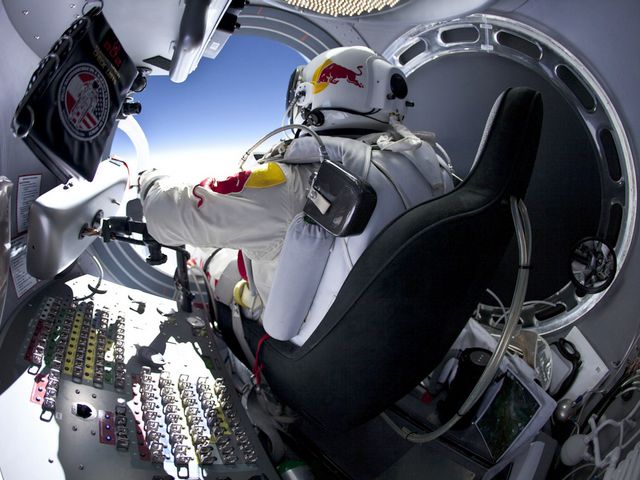 Felix Baumgartner prepares to leave Red Bull Stratos Capsule пазл игру 
