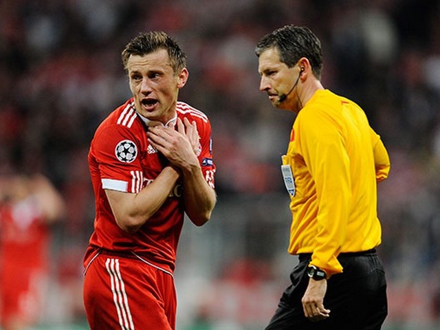 Football - Croatian striker Ivica Olic expressing frustration in the match between Bayern Munich and Manchester United, Champions League (2010). - , Football, sport, match, striker, Ivica, Olic, Bayern, Munich, Manchester, United, Champions, League, 2010 - Croatian striker Ivica Olic expressing frustration in the match between Bayern Munich and Manchester United, Champions League (2010). Lösen Sie kostenlose Football Online Puzzle Spiele oder senden Sie Football Puzzle Spiel Gruß ecards  from puzzles-games.eu.. Football puzzle, Rätsel, puzzles, Puzzle Spiele, puzzles-games.eu, puzzle games, Online Puzzle Spiele, kostenlose Puzzle Spiele, kostenlose Online Puzzle Spiele, Football kostenlose Puzzle Spiel, Football Online Puzzle Spiel, jigsaw puzzles, Football jigsaw puzzle, jigsaw puzzle games, jigsaw puzzles games, Football Puzzle Spiel ecard, Puzzles Spiele ecards, Football Puzzle Spiel Gruß ecards