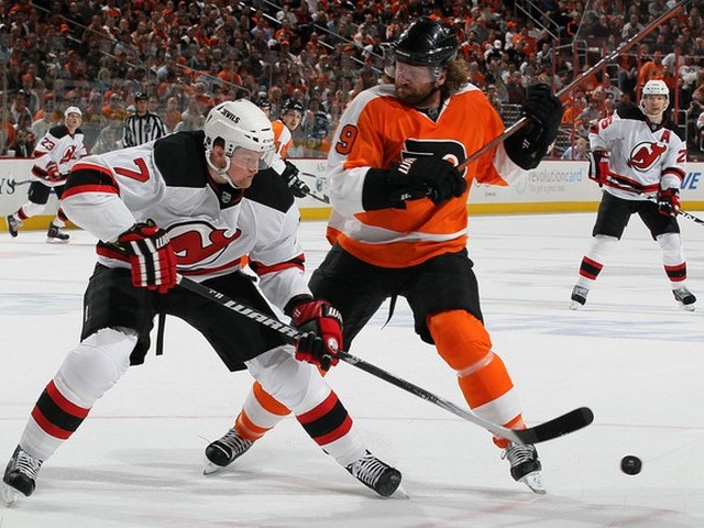 NHL 2010 Scott Hartnell against Paul Martin juego de puzzle 