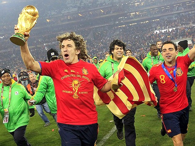 World Cup 2010 Champion Carles Puyol with the Trophy around the Stadium Puzzle Spiel 
