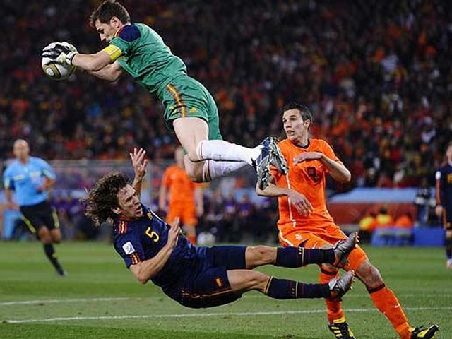 World Cup 2010 Champion Iker Casillas makes a Save - The Spain's goalkeeper Iker Casillas makes a save above the Netherlands' striker Robin van Persie and collides with the team-mate Carles Puyol as he gathers the ball during the FIFA World Cup 2010 Champion Final at the Soccer City stadium in Johannesburg, South Africa (July 11, 2020). - , World, Cup, 2010, Champion, Iker, Casillas, save, saves, sport, sports, tournament, tournaments, match, matches, soccer, soccers, football, footballs, Spain, goalkeeper, goalkeepers, Netherlands, striker, strikers, Robin, van, Persie, team-mate, Carles, Puyol, ball, balls, FIFA, Final, finals, Soccer, City, stadium, stadiums, Johannesburg, South, Africa - The Spain's goalkeeper Iker Casillas makes a save above the Netherlands' striker Robin van Persie and collides with the team-mate Carles Puyol as he gathers the ball during the FIFA World Cup 2010 Champion Final at the Soccer City stadium in Johannesburg, South Africa (July 11, 2020). Lösen Sie kostenlose World Cup 2010 Champion Iker Casillas makes a Save Online Puzzle Spiele oder senden Sie World Cup 2010 Champion Iker Casillas makes a Save Puzzle Spiel Gruß ecards  from puzzles-games.eu.. World Cup 2010 Champion Iker Casillas makes a Save puzzle, Rätsel, puzzles, Puzzle Spiele, puzzles-games.eu, puzzle games, Online Puzzle Spiele, kostenlose Puzzle Spiele, kostenlose Online Puzzle Spiele, World Cup 2010 Champion Iker Casillas makes a Save kostenlose Puzzle Spiel, World Cup 2010 Champion Iker Casillas makes a Save Online Puzzle Spiel, jigsaw puzzles, World Cup 2010 Champion Iker Casillas makes a Save jigsaw puzzle, jigsaw puzzle games, jigsaw puzzles games, World Cup 2010 Champion Iker Casillas makes a Save Puzzle Spiel ecard, Puzzles Spiele ecards, World Cup 2010 Champion Iker Casillas makes a Save Puzzle Spiel Gruß ecards