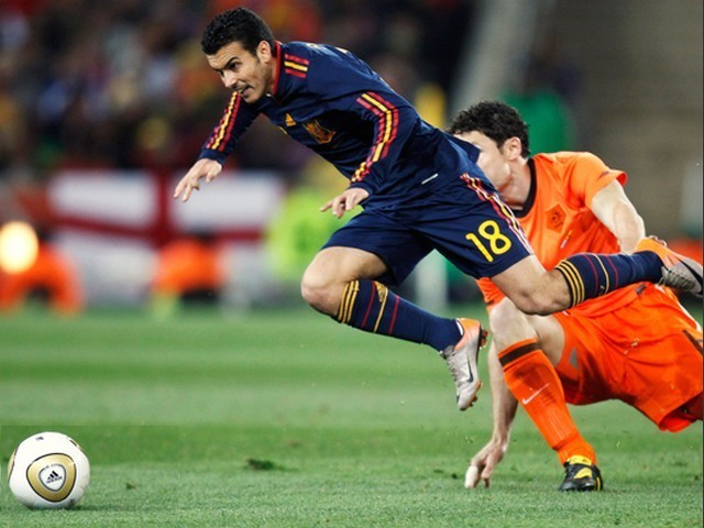 World Cup 2010 Champion Pedro Rodriguez and Mark van Bommel compete for the Ball пъзел игра 