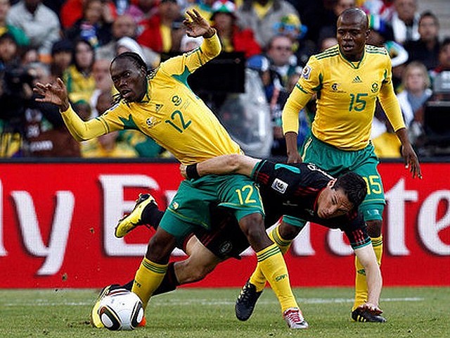 World Cup 2010 the Opening Match - Reneilwe Letsholonyane and Steven Pienaar from South Afica and Mexico's Guillermo Franco in the Opening Match of the FIFA World Cup 2010 at the Soccer City stadium in Johannesburg (June 11). - , World, Cup, 2010, Opening, match, matches, sport, sports, tournament, tournaments, qualification, qualifications, Reneilwe, Letsholonyane, Steven, Pienaar, Guillermo, Franco, Opening, South, Africa, Mexico, FIFA, Soccer, City, stadium, stadiums, Johannesburg - Reneilwe Letsholonyane and Steven Pienaar from South Afica and Mexico's Guillermo Franco in the Opening Match of the FIFA World Cup 2010 at the Soccer City stadium in Johannesburg (June 11). Resuelve rompecabezas en línea gratis World Cup 2010 the Opening Match juegos puzzle o enviar World Cup 2010 the Opening Match juego de puzzle tarjetas electrónicas de felicitación  de puzzles-games.eu.. World Cup 2010 the Opening Match puzzle, puzzles, rompecabezas juegos, puzzles-games.eu, juegos de puzzle, juegos en línea del rompecabezas, juegos gratis puzzle, juegos en línea gratis rompecabezas, World Cup 2010 the Opening Match juego de puzzle gratuito, World Cup 2010 the Opening Match juego de rompecabezas en línea, jigsaw puzzles, World Cup 2010 the Opening Match jigsaw puzzle, jigsaw puzzle games, jigsaw puzzles games, World Cup 2010 the Opening Match rompecabezas de juego tarjeta electrónica, juegos de puzzles tarjetas electrónicas, World Cup 2010 the Opening Match puzzle tarjeta electrónica de felicitación
