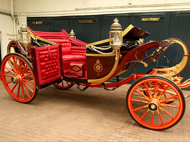 Royal Wedding 1902 State Landau at Royal Mews in London England пазл игру 
