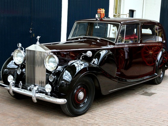 Royal Wedding 1950 Rolls-Royce Phantom IV at Royal Mews in London England пъзел игра 