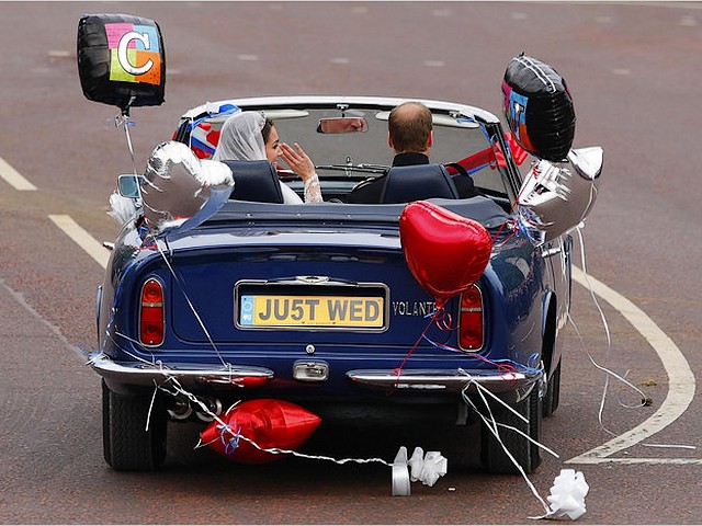 Royal Wedding England Newlyweds in Aston Martin DB6 Volante Buckingham Palace London пазл игру 