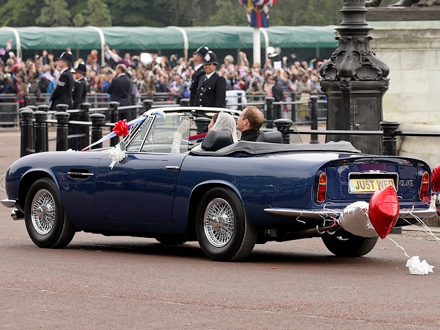 Royal Wedding England Newlyweds in Aston Martin Volante on Bioethanol Fuel to Clarence House London пазл игру 