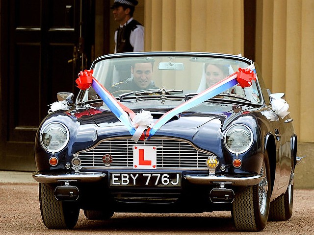 Royal Wedding England Prince William Catherine in Aston Martin Buckingham Palace London juego de puzzle 