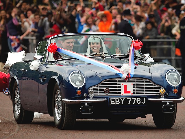 Royal Wedding England Prince William and Catherine in Aston Martin Volante driving outside Buckingham Palace London juego de puzzle 