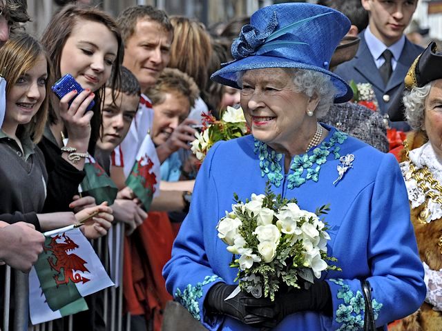 Diamond Jubilee Queen Elizabeth II among Well-wishers puzzle game 