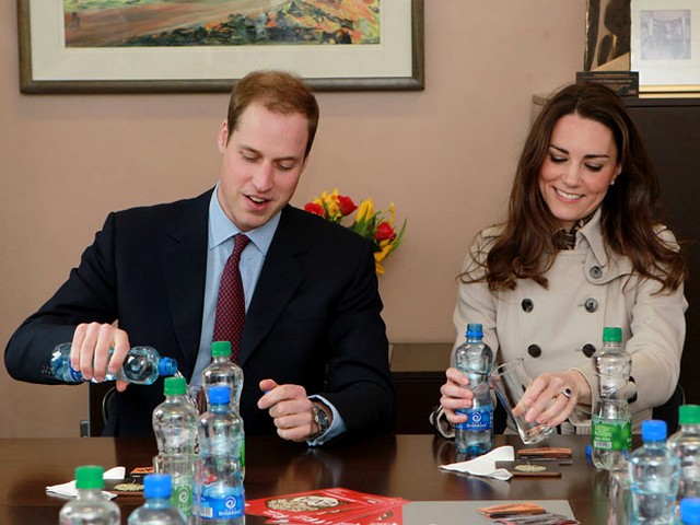 Prince William and Kate Middleton in Youth Center Belfast Northern Ireland - Prince William and Kate Middleton with a glass of water during their visit at the Youth Action Center in Belfast, the capital of and largest city in Northern Ireland, where the couple took part in a fundraising for operations of cancer (March 8, 2011). - , prince, princes, William, Kate, Middleton, youth, center, centers, Belfast, Northern, Ireland, celebrities, celebrity, show, shows, ceremony, ceremonies, event, events, entertainment, entertainments, glass, water, capital, capitals, largest, city, cities, couple, couples, part, parts, operations, operation, cancer, March, 2011 - Prince William and Kate Middleton with a glass of water during their visit at the Youth Action Center in Belfast, the capital of and largest city in Northern Ireland, where the couple took part in a fundraising for operations of cancer (March 8, 2011). Resuelve rompecabezas en línea gratis Prince William and Kate Middleton in Youth Center Belfast Northern Ireland juegos puzzle o enviar Prince William and Kate Middleton in Youth Center Belfast Northern Ireland juego de puzzle tarjetas electrónicas de felicitación  de puzzles-games.eu.. Prince William and Kate Middleton in Youth Center Belfast Northern Ireland puzzle, puzzles, rompecabezas juegos, puzzles-games.eu, juegos de puzzle, juegos en línea del rompecabezas, juegos gratis puzzle, juegos en línea gratis rompecabezas, Prince William and Kate Middleton in Youth Center Belfast Northern Ireland juego de puzzle gratuito, Prince William and Kate Middleton in Youth Center Belfast Northern Ireland juego de rompecabezas en línea, jigsaw puzzles, Prince William and Kate Middleton in Youth Center Belfast Northern Ireland jigsaw puzzle, jigsaw puzzle games, jigsaw puzzles games, Prince William and Kate Middleton in Youth Center Belfast Northern Ireland rompecabezas de juego tarjeta electrónica, juegos de puzzles tarjetas electrónicas, Prince William and Kate Middleton in Youth Center Belfast Northern Ireland puzzle tarjeta electrónica de felicitación