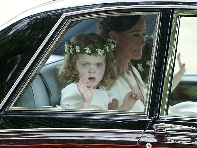 Royal Wedding England England-Bridesmaid Grace van Cutsem travels from The Goring hotel towards Westminster Abbey in London Puzzle Spiel 