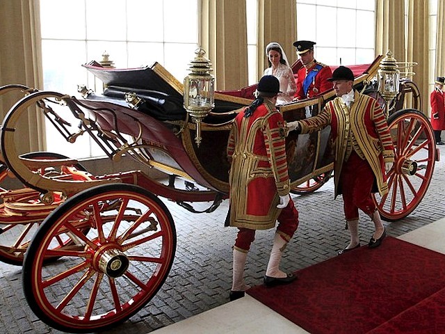 Royal Wedding England Newly-Weds Prince William and Catherine arrived at Buckingham Palace London пазл игру 