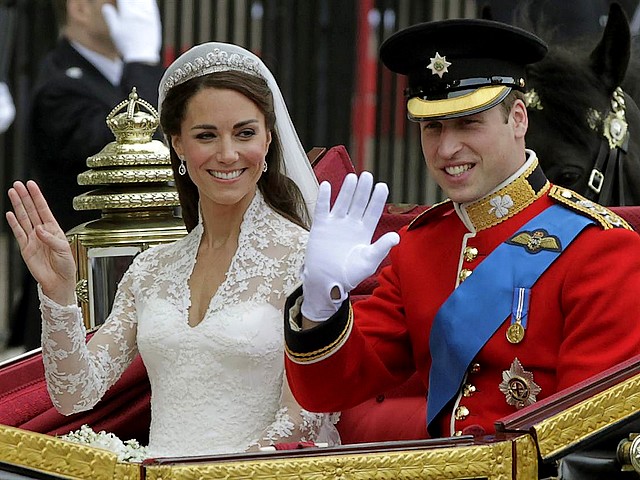 Royal Wedding England Prince William and Catherine Duchess of Cambridge in Open-Top Carriage in front of Westminster Abbey London пъзел игра 