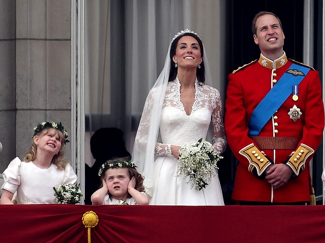 Royal Wedding England Prince William and Catherine with Lady Louise Windsor and Grace Van Cutsem watching planes over Buckingham Palace London Puzzle Spiel 