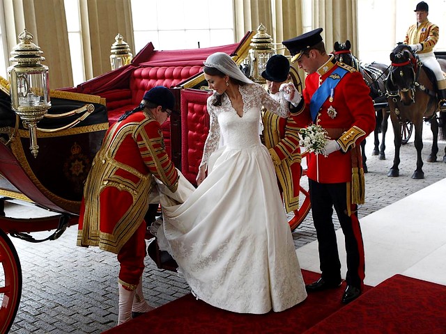 Royal Wedding England Prince William and his Wife alight from the Carriage at Buckingham Palace in London пъзел игра 