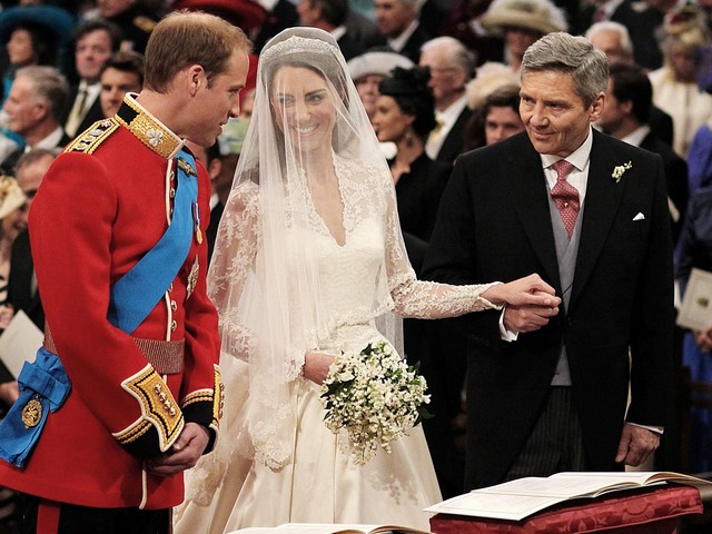 Royal Wedding England Prince William greets Kate Middleton at Westminster Abbey London пазл игру 