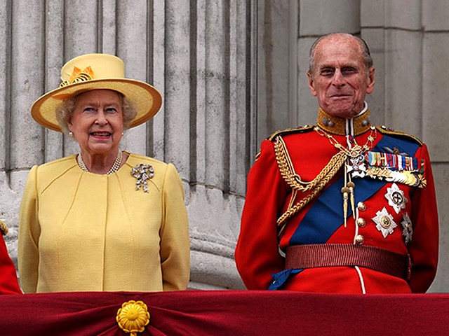 Royal Wedding England Queen Elizabeth II and Prince Phillip on Balcony of Buckingham Palace London пазл игру 