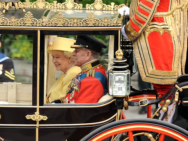 Royal Wedding England Queen Elizabeth II and Prince Phillip traveling in Closed-Top Carriage towards Buckingham Palace London пъзел игра 