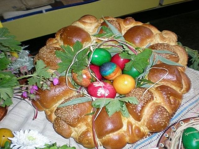 Easter Bread Bulgarian Kozunak - Festive table, decorated with Bulgarian Kozunak, dyed eggs and geranium. Kozunak is a traditional sweet bread for Easter in Bulgaria, made of white flour, yeast, milk, eggs, sugar, butter, vegetable oil, lemon zest, vanilla, ground coffee, raisins and almonds. Kozunak symbolises the body of Christ and usually two loaves are made, one is for the family and the other is left at the Church. - , Easter, bread, breads, Bulgarian, Kozunak, food, foods, holiday, holidays, festive, table, tables, dyed, eggs, egg, geranium, traditional, sweet, Bulgaria, white, flour, yeast, milk, sugar, butter, vegetable, oil, lemon, zest, vanilla, ground, coffee, raisins, almonds, body, Christ, loaves, loaf, family, families, church, churches - Festive table, decorated with Bulgarian Kozunak, dyed eggs and geranium. Kozunak is a traditional sweet bread for Easter in Bulgaria, made of white flour, yeast, milk, eggs, sugar, butter, vegetable oil, lemon zest, vanilla, ground coffee, raisins and almonds. Kozunak symbolises the body of Christ and usually two loaves are made, one is for the family and the other is left at the Church. Resuelve rompecabezas en línea gratis Easter Bread Bulgarian Kozunak juegos puzzle o enviar Easter Bread Bulgarian Kozunak juego de puzzle tarjetas electrónicas de felicitación  de puzzles-games.eu.. Easter Bread Bulgarian Kozunak puzzle, puzzles, rompecabezas juegos, puzzles-games.eu, juegos de puzzle, juegos en línea del rompecabezas, juegos gratis puzzle, juegos en línea gratis rompecabezas, Easter Bread Bulgarian Kozunak juego de puzzle gratuito, Easter Bread Bulgarian Kozunak juego de rompecabezas en línea, jigsaw puzzles, Easter Bread Bulgarian Kozunak jigsaw puzzle, jigsaw puzzle games, jigsaw puzzles games, Easter Bread Bulgarian Kozunak rompecabezas de juego tarjeta electrónica, juegos de puzzles tarjetas electrónicas, Easter Bread Bulgarian Kozunak puzzle tarjeta electrónica de felicitación