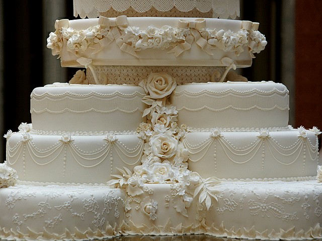 Royal Wedding Cake Close-up in Picture Gallery of Buckingham Palace London England пъзел игра 