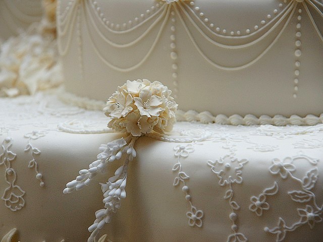 Royal Wedding Cake Decoration Lavender and Apple Blossom in Picture Gallery of Buckingham Palace London England пъзел игра 