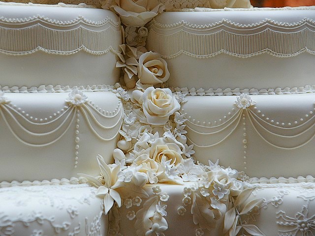 Royal Wedding Cake Decoration through Joseph Lambeth Technique in Picture Gallery of Buckingham Palace London England пазл игру 