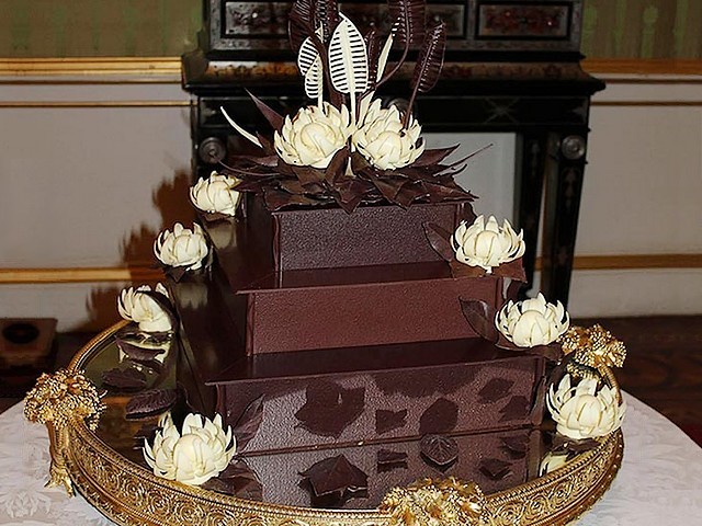 Royal Wedding Chocolate Biscuit Cake by McVities in Buckingham Palace London England Puzzle Spiel 