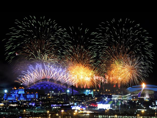 2014 Sochi Winter Olympics Opening Ceremony Fireworks over Olympic Park пазл игру 