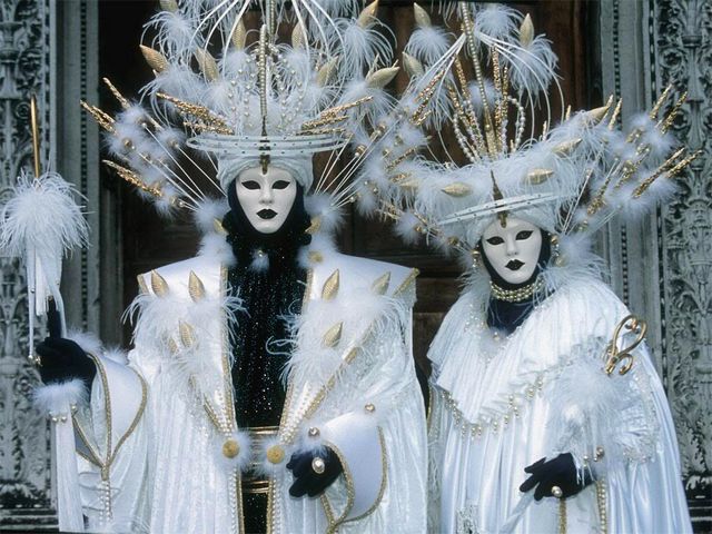 Carnival Costumes on Sestiere Castello Venice Italy пъзел игра 