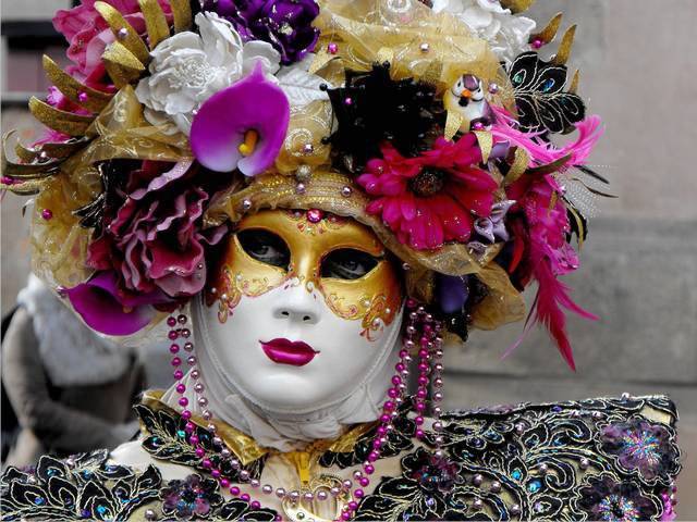 Carnival Parade Venice Italy - Ornate Venetian costume during the parade of the traditional annual carnival in Venice, Italy from 26th January to 12th February, 2013, titled 'Live in Colour', a magnificent yearly show of costumes, masks and Italian jewelry. - , carnival, carnivals, parade, parades, Venice, Italy, show, shows, places, place, travel, travel, tour, tours, trip, trips, ornate, Venetian, costume, costumes, January, February, 2013, magnificent, yearly, masks, mask, Italian, jewelry - Ornate Venetian costume during the parade of the traditional annual carnival in Venice, Italy from 26th January to 12th February, 2013, titled 'Live in Colour', a magnificent yearly show of costumes, masks and Italian jewelry. Решайте бесплатные онлайн Carnival Parade Venice Italy пазлы игры или отправьте Carnival Parade Venice Italy пазл игру приветственную открытку  из puzzles-games.eu.. Carnival Parade Venice Italy пазл, пазлы, пазлы игры, puzzles-games.eu, пазл игры, онлайн пазл игры, игры пазлы бесплатно, бесплатно онлайн пазл игры, Carnival Parade Venice Italy бесплатно пазл игра, Carnival Parade Venice Italy онлайн пазл игра , jigsaw puzzles, Carnival Parade Venice Italy jigsaw puzzle, jigsaw puzzle games, jigsaw puzzles games, Carnival Parade Venice Italy пазл игра открытка, пазлы игры открытки, Carnival Parade Venice Italy пазл игра приветственная открытка